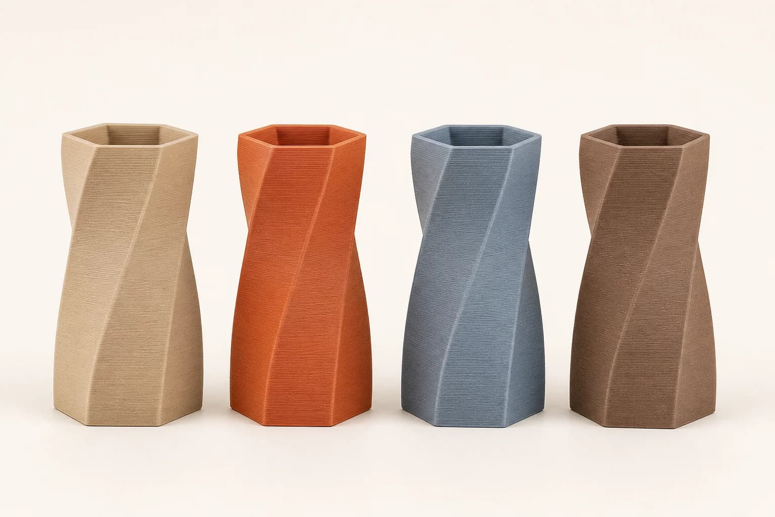 Les quatre coloris mats de l’atelier, alignés sur fond ivoire